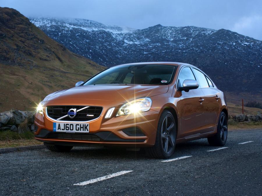  Volvo S60 R-Design 2010 года  (UK) (фото 9 из 12)